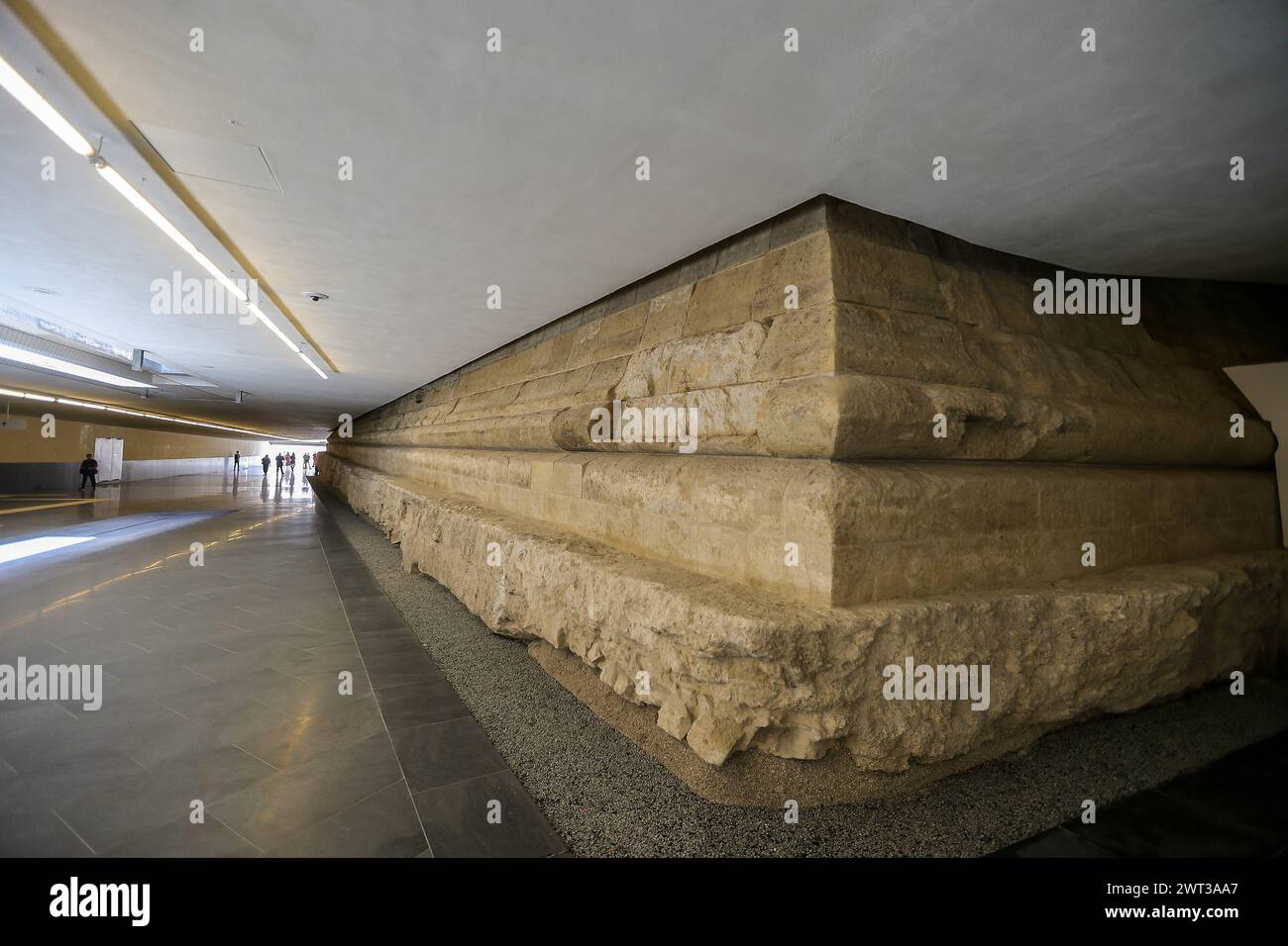 Una veduta del nuovo tunnel, aperto a Napoli, che collega il centro della città e la metropolitana con il porto, con le antiche mura dell'antico po Foto Stock