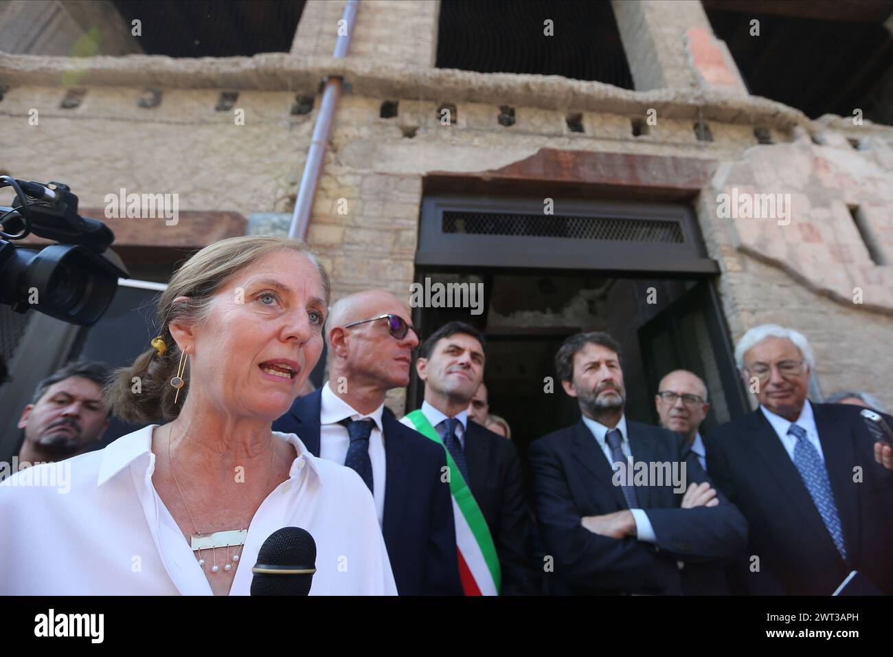 Da sinistra: Conservazionista Leslie Rainer, per il Getty Conservation Institute, direttore degli scavi di Ercolano, Francesco Sirano, sindaco Foto Stock
