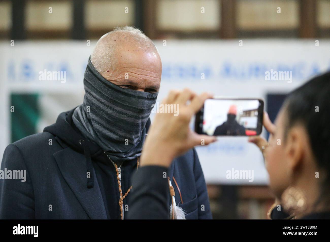 Il colonnello dei Carabinieri, Sergio De Caprio, noto come Capitano ultimo, con il volto coperto per motivi di sicurezza, intervista da un giornalista, durante Foto Stock