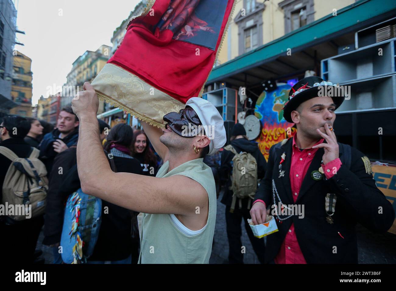 Le persone ballano e cantano, durante la manifestazione nazionale "Street Parade", a Napoli, contro il decreto legge repressivo sulle parti Rave, dell'italiano Foto Stock