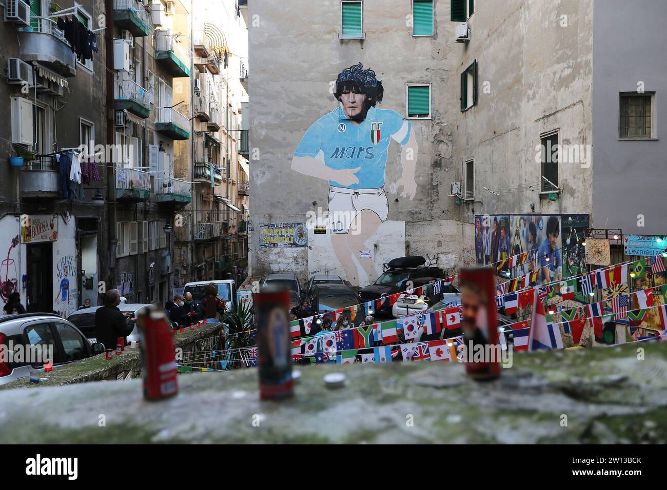 Il gigantesco murale di Diego Armando Maradona nei quartieri spagnoli di Napoli, il giorno dopo la morte del famoso e leggendario PL Foto Stock