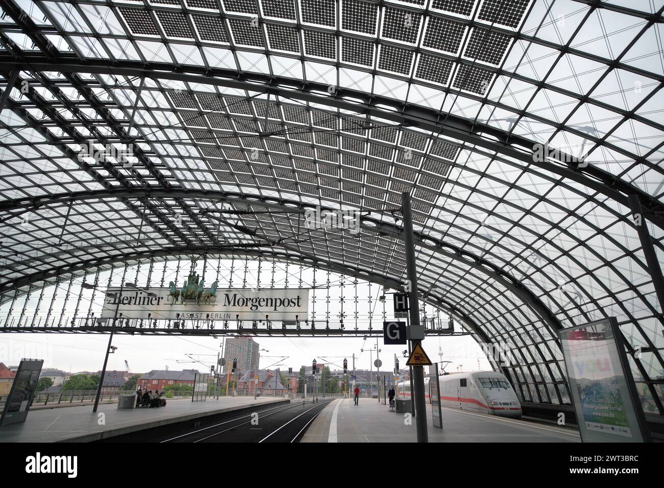 Celle fotovoltaiche incastonate nel tetto della stazione centrale di Berlino (Lehrter Bahnhof), Germania. Foto Stock