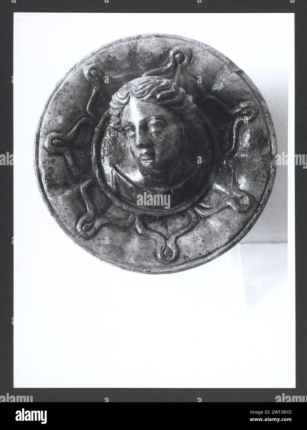 Abruzzo Chieti Chieti Museo Nazionale di Antichita2. Hutzel, Max 1960-1990 Vista esterna di parte dell'ex Villa Frigeri, che insieme ad un vicino palazzo, ospita il Museo Nazionale di Antichita. Viste anche dei giardini, della fontana (XVII secolo) e degli interni restaurati. Il cosiddetto "Guerriero di Capestrano" (V secolo a.C.) si trova nella collezione di antichità sotto uomini, giovani, Guerrieri--pietra--Etruschi, Italiani. Le vedute di Hutzel includono statue, monumenti funerari, busti ritratti e mosaici, molti dei quali sono stati scavati da Alba Fucens. Hutzel ha prestato particolare attenzione a t Foto Stock