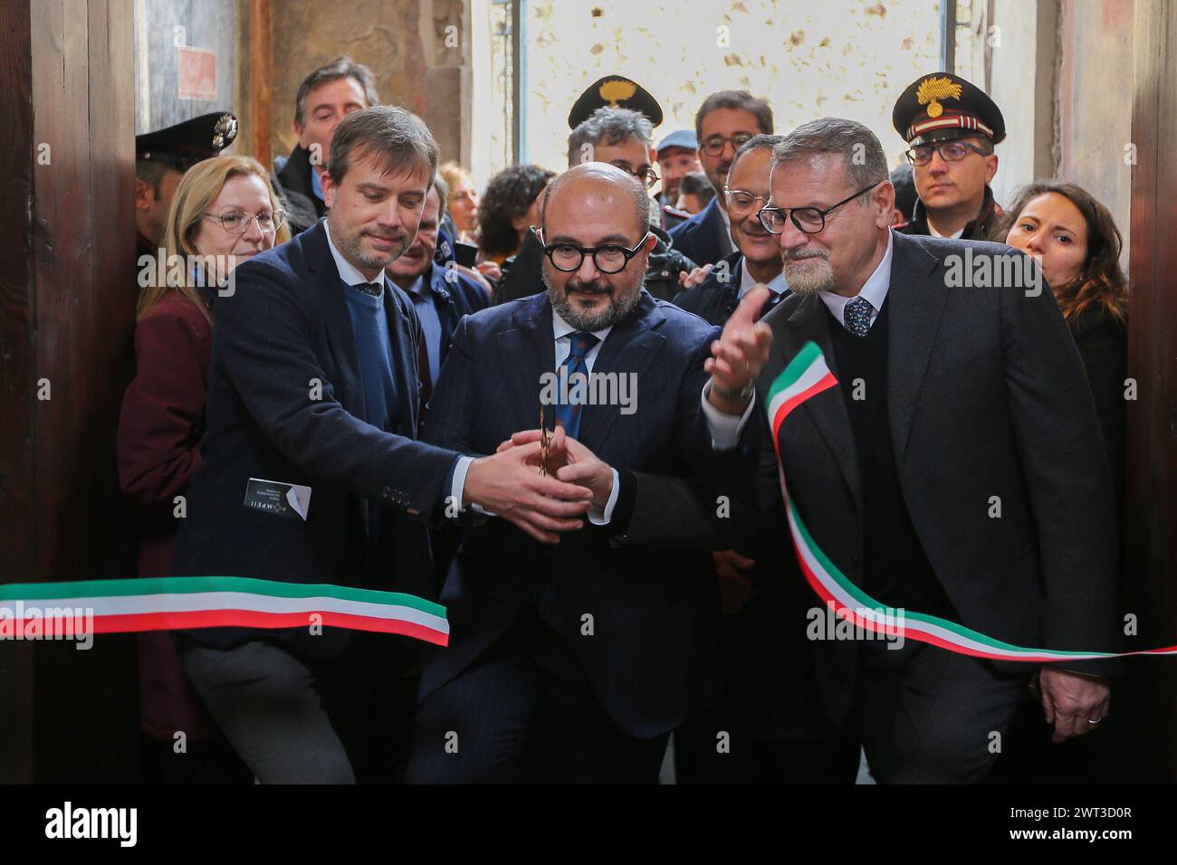 Il Ministro dei beni culturali, Gennaro Sangiuliano (centro) taglia il nastro durante l'inaugurazione della casa dei Vettii, con il direttore Foto Stock