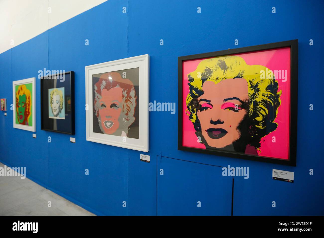 I ritratti di Marylin Monroe nella mostra dedicata ad Andy Warhol a Napoli, intitolata "Andy è tornato", in anteprima per la stampa. Foto Stock