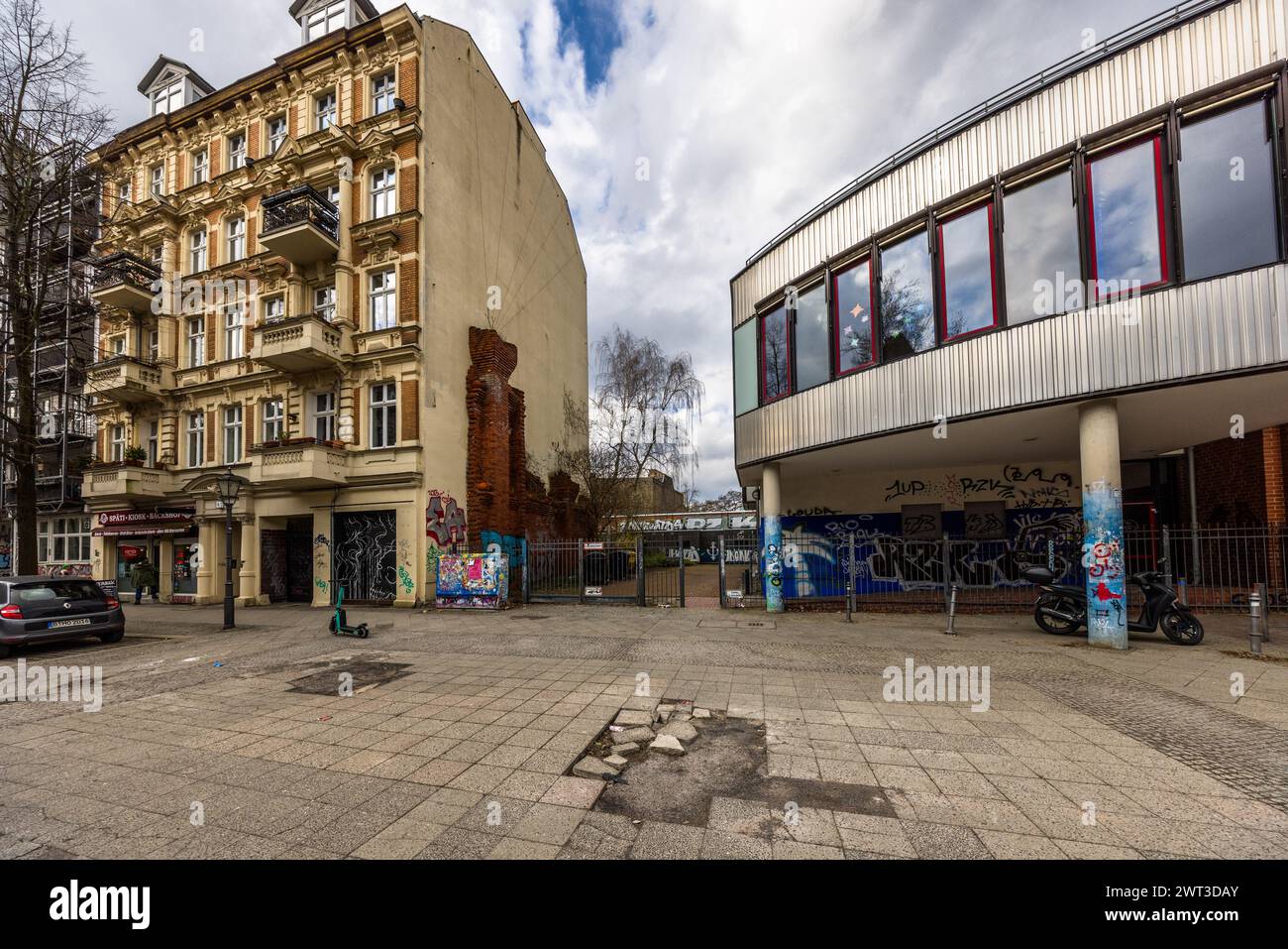A Admiralstraße, a Berlino Kreuzberg, molti vecchi edifici furono demoliti negli anni '1970 e sostituiti da nuovi edifici che non erano così duraturi. I vecchi edifici devono la loro salvezza alla scena degli squatter, Berlino, Germania Foto Stock