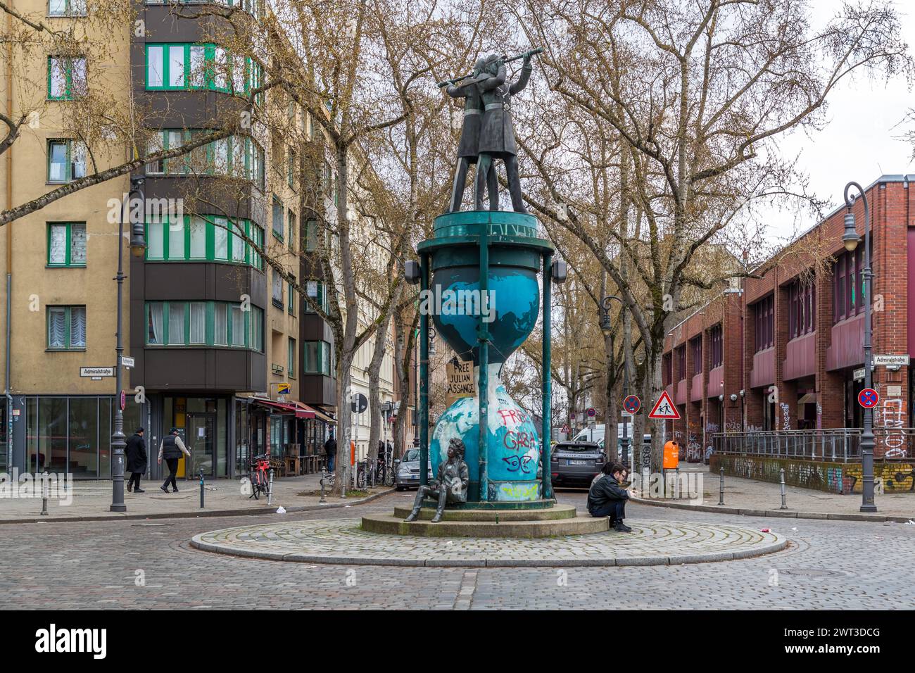 A Admiralstraße, a Berlino Kreuzberg, molti vecchi edifici furono demoliti negli anni '1970 e sostituiti da nuovi edifici che non erano così duraturi. I vecchi edifici devono la loro salvezza alla scena degli squatter, Berlino, Germania Foto Stock