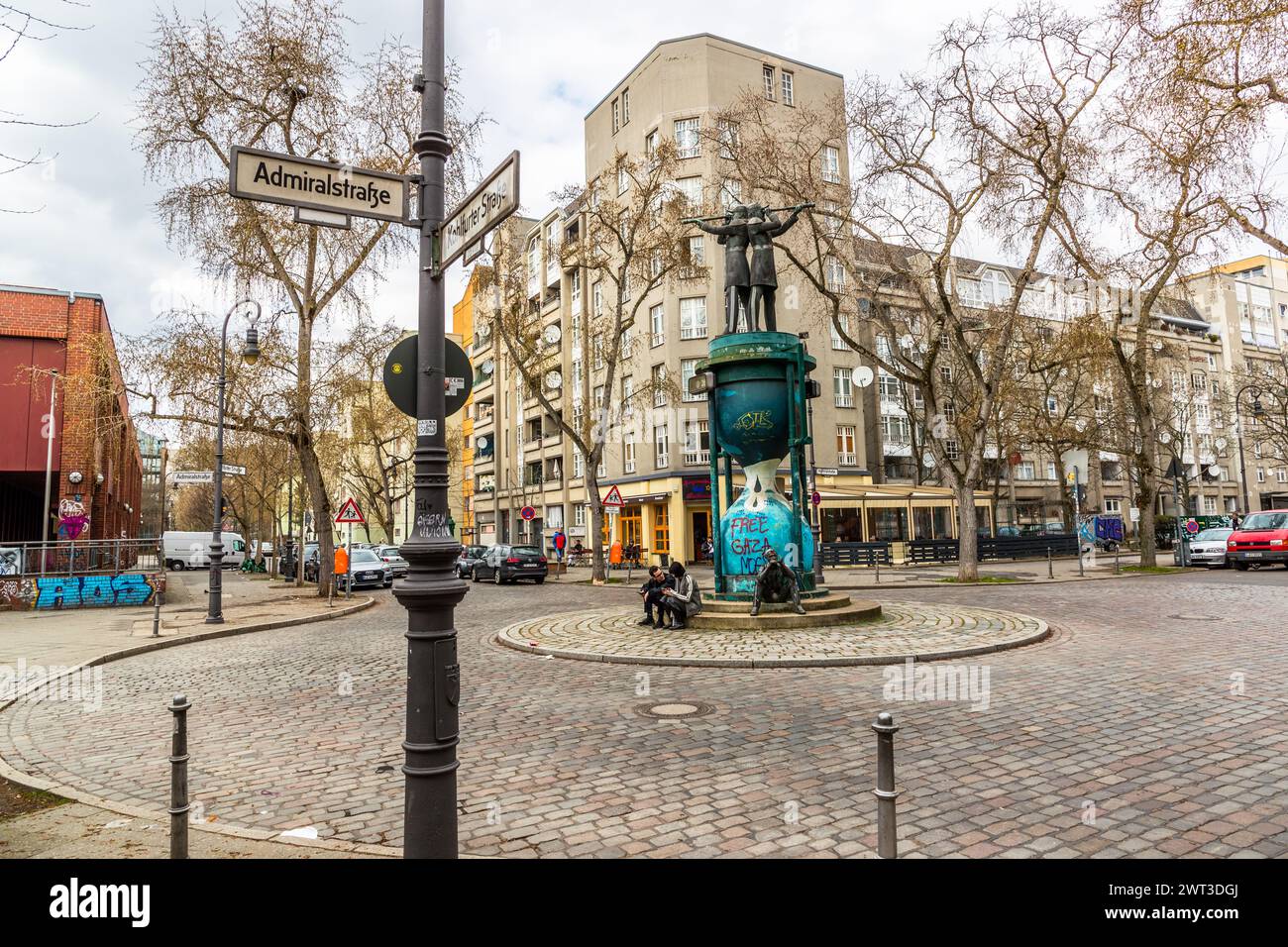 A Admiralstraße, a Berlino Kreuzberg, molti vecchi edifici furono demoliti negli anni '1970 e sostituiti da nuovi edifici che non erano così duraturi. I vecchi edifici devono la loro salvezza alla scena degli squatter, Berlino, Germania Foto Stock