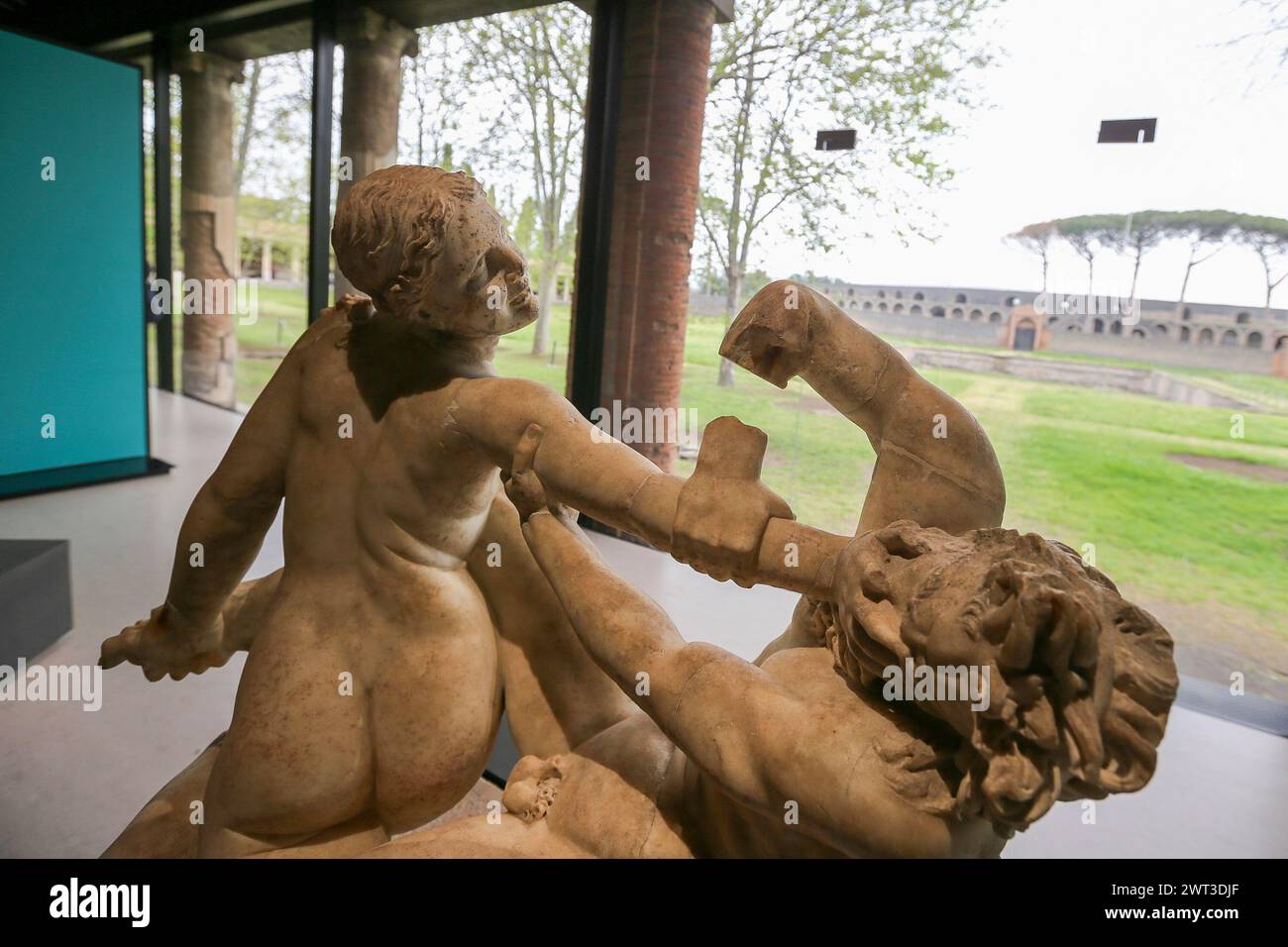 Una scultura nella mostra "Arte e sensualità nelle Case di Pompei", allestita negli scavi archeologici di Pompei. Foto Stock