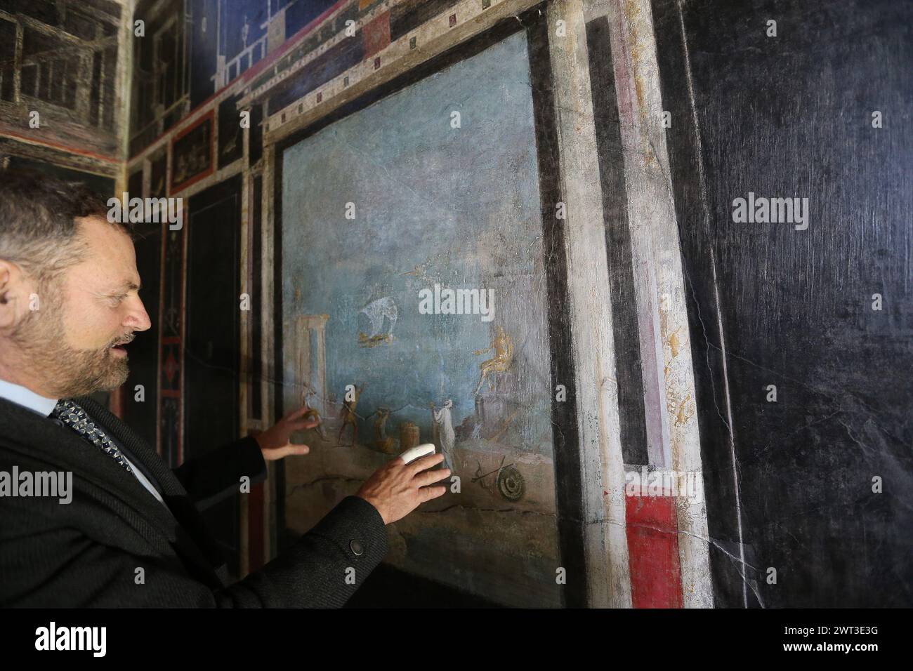 Il sovrintendente massimo Osanna illustra uno degli affreschi della restaurata Casa del frutteto, situata negli scavi archeologici di Pompei Foto Stock