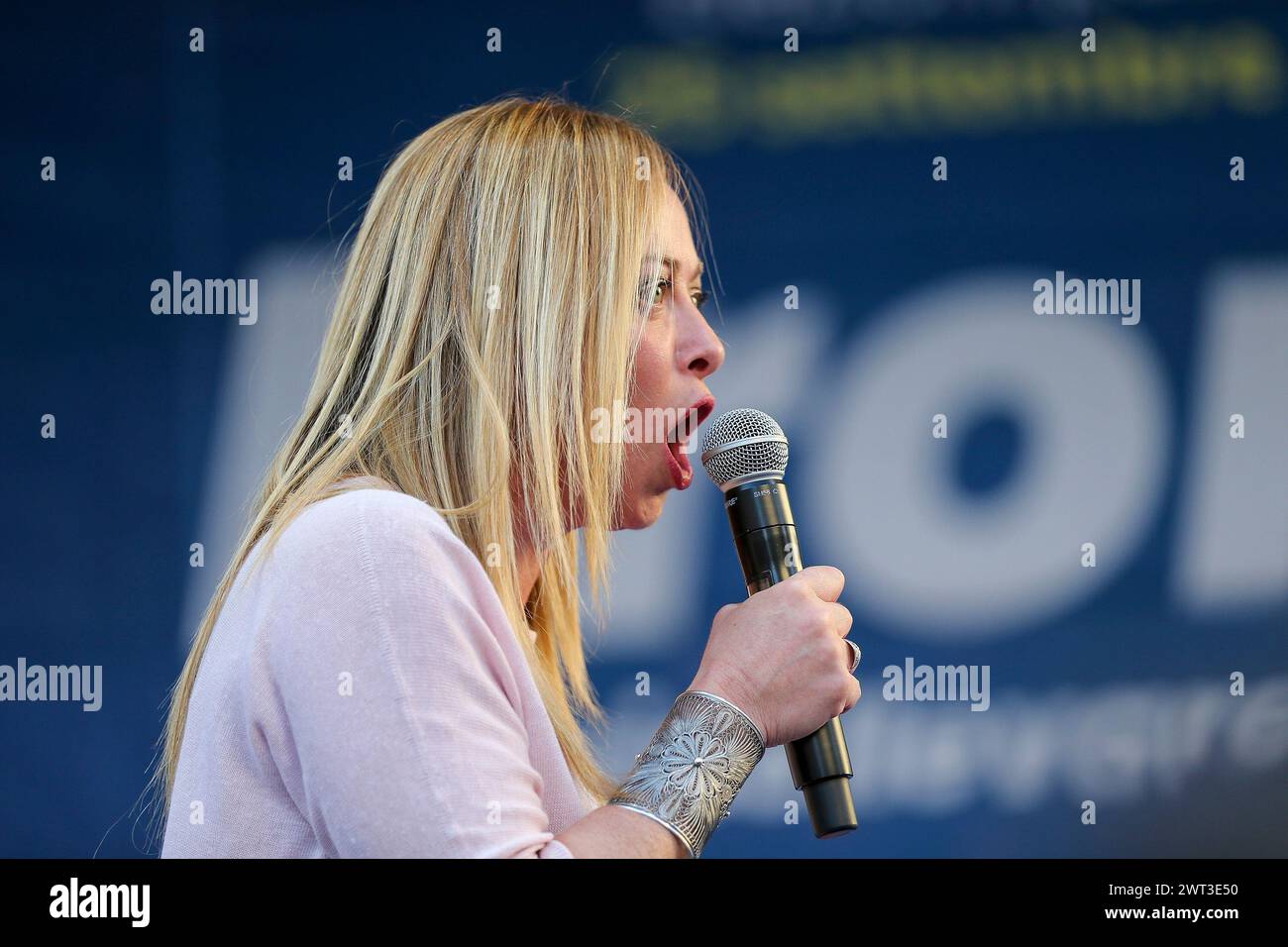 Il leader politico dei Fratelli d'Italia, Giorgia Meloni, durante la tournée elettorale a Caserta, per le elezioni politiche italiane del 25 settembre Foto Stock