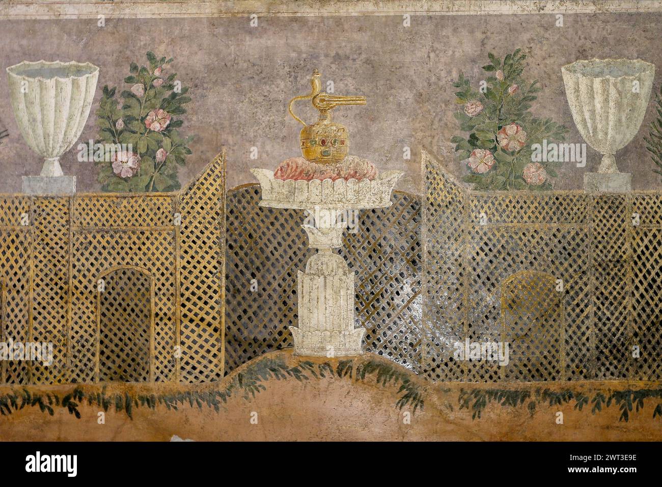 Un dettaglio di uno degli affreschi nella restaurata casa del frutteto, situata negli scavi archeologici di Pompei. Foto Stock