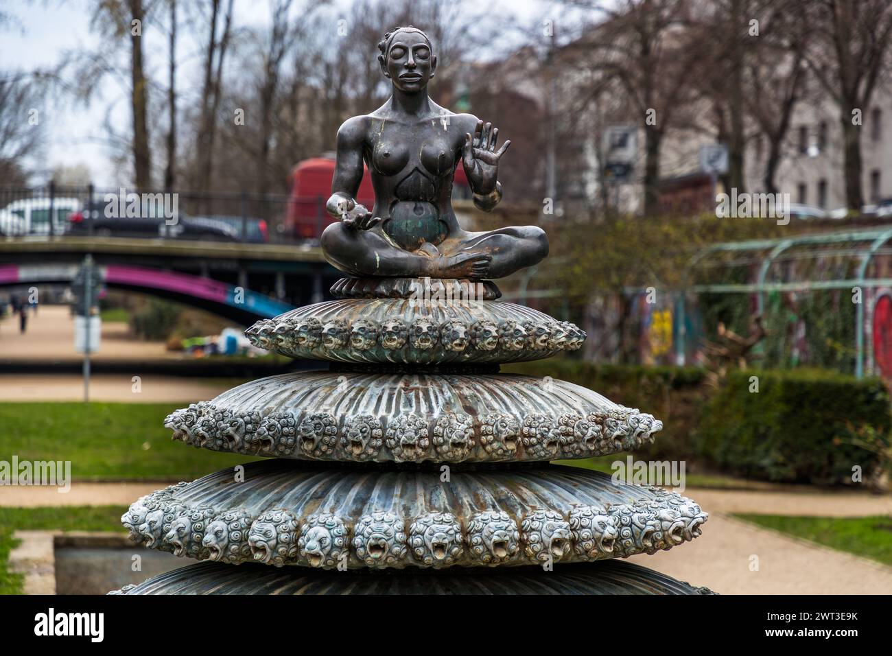 La figura della fontana disegnata da Gerald Matzner sulla Fontana indiana presso l'Engelbecken di Berlino è anche conosciuta colloquialmente dai berlinesi come la donna Buddha, Berlino, Germania Foto Stock