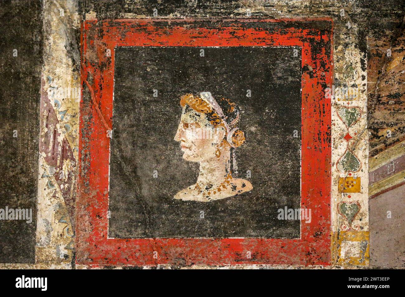 Un dettaglio di uno degli affreschi nella restaurata casa del frutteto, situata negli scavi archeologici di Pompei. Foto Stock
