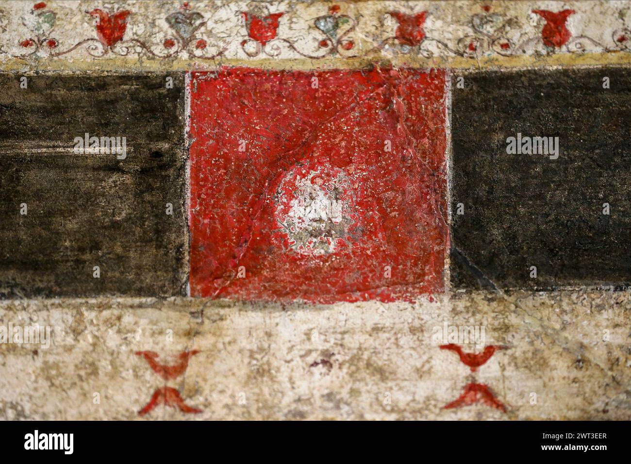 Un dettaglio di uno degli affreschi nella restaurata casa del frutteto, situata negli scavi archeologici di Pompei. Foto Stock