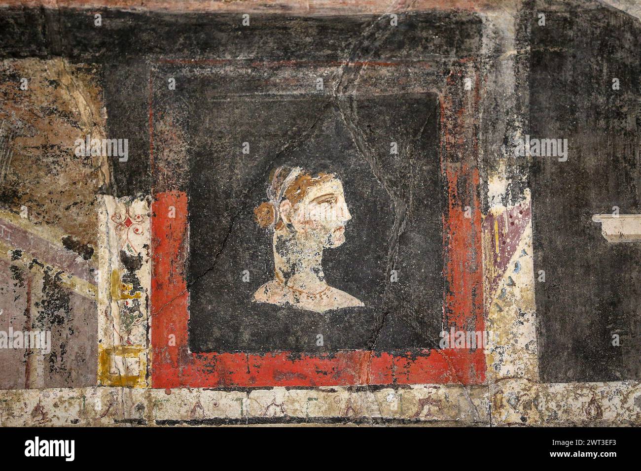 Un dettaglio di uno degli affreschi nella restaurata casa del frutteto, situata negli scavi archeologici di Pompei. Foto Stock