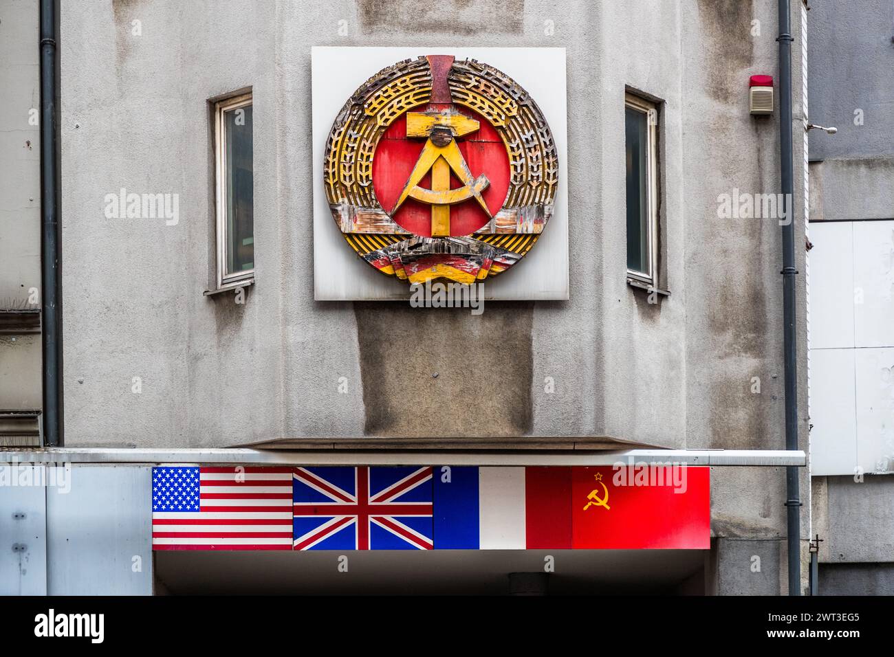 Ci sono molti ricordi della guerra fredda e della città divisa di Berlino al Checkpoint Charlie. Friedrichstraße, Berlino, Germania Foto Stock