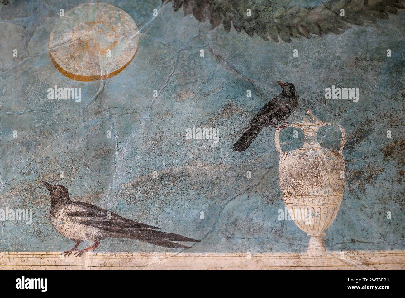 Un dettaglio di uno degli affreschi nella restaurata casa del frutteto, situata negli scavi archeologici di Pompei. Foto Stock