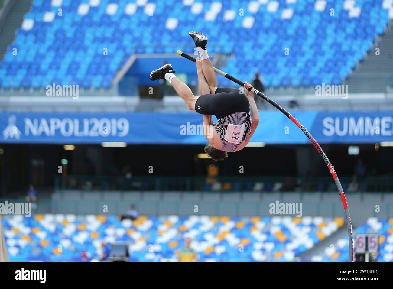 James Steyn, della nuova Zelanda, durante le fasi finali di atletica leggera, per l'Universiade 2019, nella specialità di Pole Vault, allo stadio San Paolo di Na Foto Stock