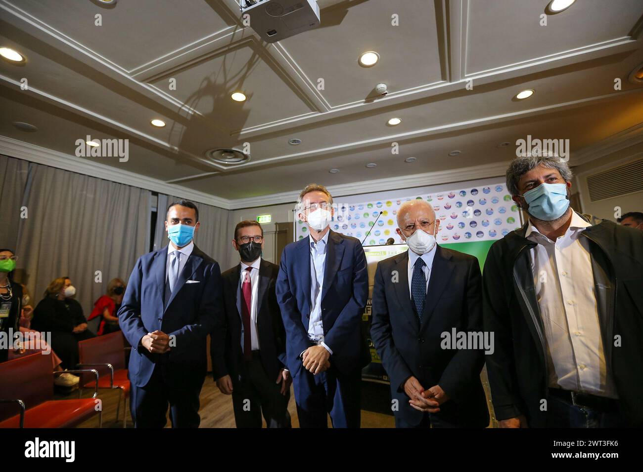 Gaetano Manfredi celebra le elezioni per il sindaco di Napoli insieme ai politici Luigi di Maio, Giuseppe Provenzano, Vincenzo De Luca e Rober Foto Stock