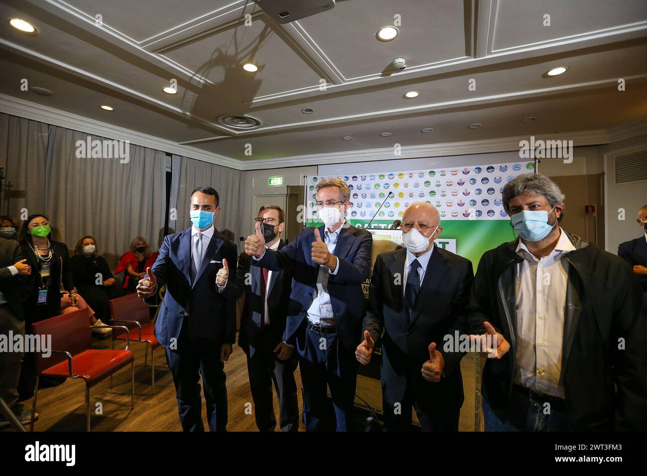 Gaetano Manfredi celebra le elezioni per il sindaco di Napoli insieme ai politici Luigi di Maio, Giuseppe Provenzano, Vincenzo De Luca e Rober Foto Stock