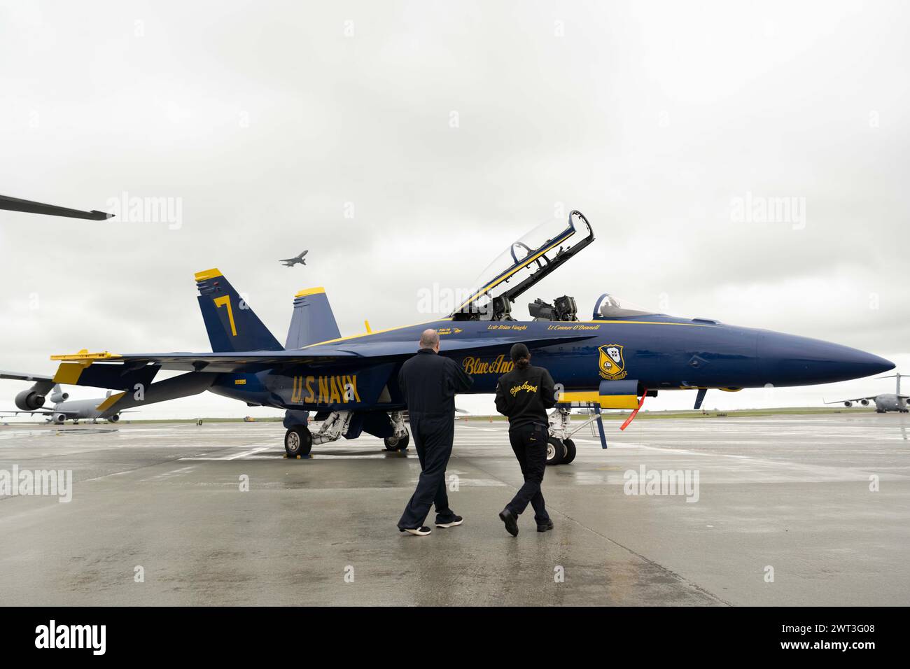 U.S. Navy Aviation Support Equipment Technician 1st Class Tamara Perez, Right, Blue Angels Crew Chief, e Jamie Butler, American Canyon Foto Stock