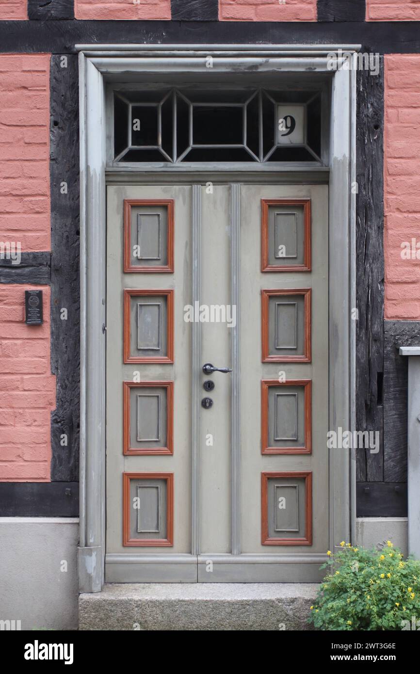 Un'immagine dettagliata di una vecchia porta d'ingresso restaurata e decorata con gusto Foto Stock