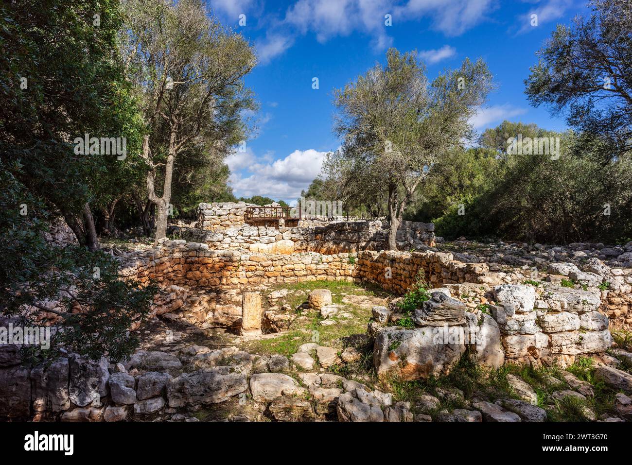 Talaiot e le camere semi-indipendenti dell'era talaiotica (età del ferro). Sito archeologico Hospitalet Vell, Maiorca, Isole Baleari, Spagna Foto Stock