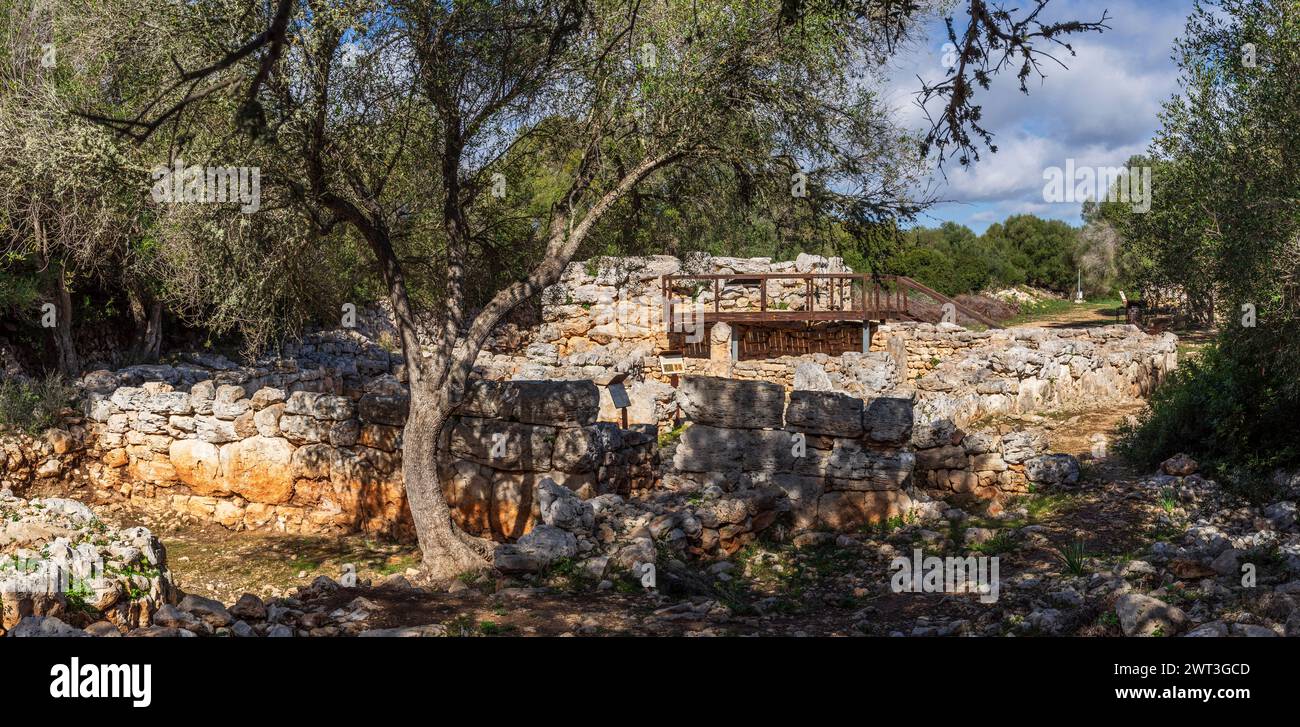 Talaiot e le camere semi-indipendenti dell'era talaiotica (età del ferro). Sito archeologico Hospitalet Vell, Maiorca, Isole Baleari, Spagna Foto Stock