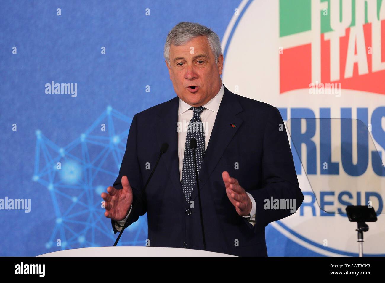 Il vicepresidente del partito politico "forza Italia", Antonio Tajani, nel corso di una convenzione politica a Napoli. Foto Stock