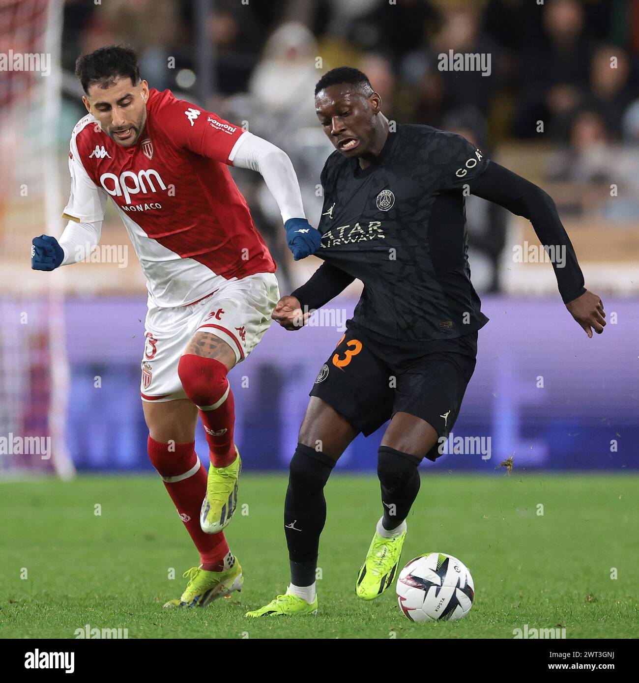 Monaco, Monaco. 1 marzo 2024. Guillermo Maripan di AS Monaco stuzzica con Randal Kolo Muani di PSG durante il match di Ligue 1 allo Stade Louis II, Monaco. Il credito per immagini dovrebbe essere: Jonathan Moscrop/Sportimage Credit: Sportimage Ltd/Alamy Live News Foto Stock