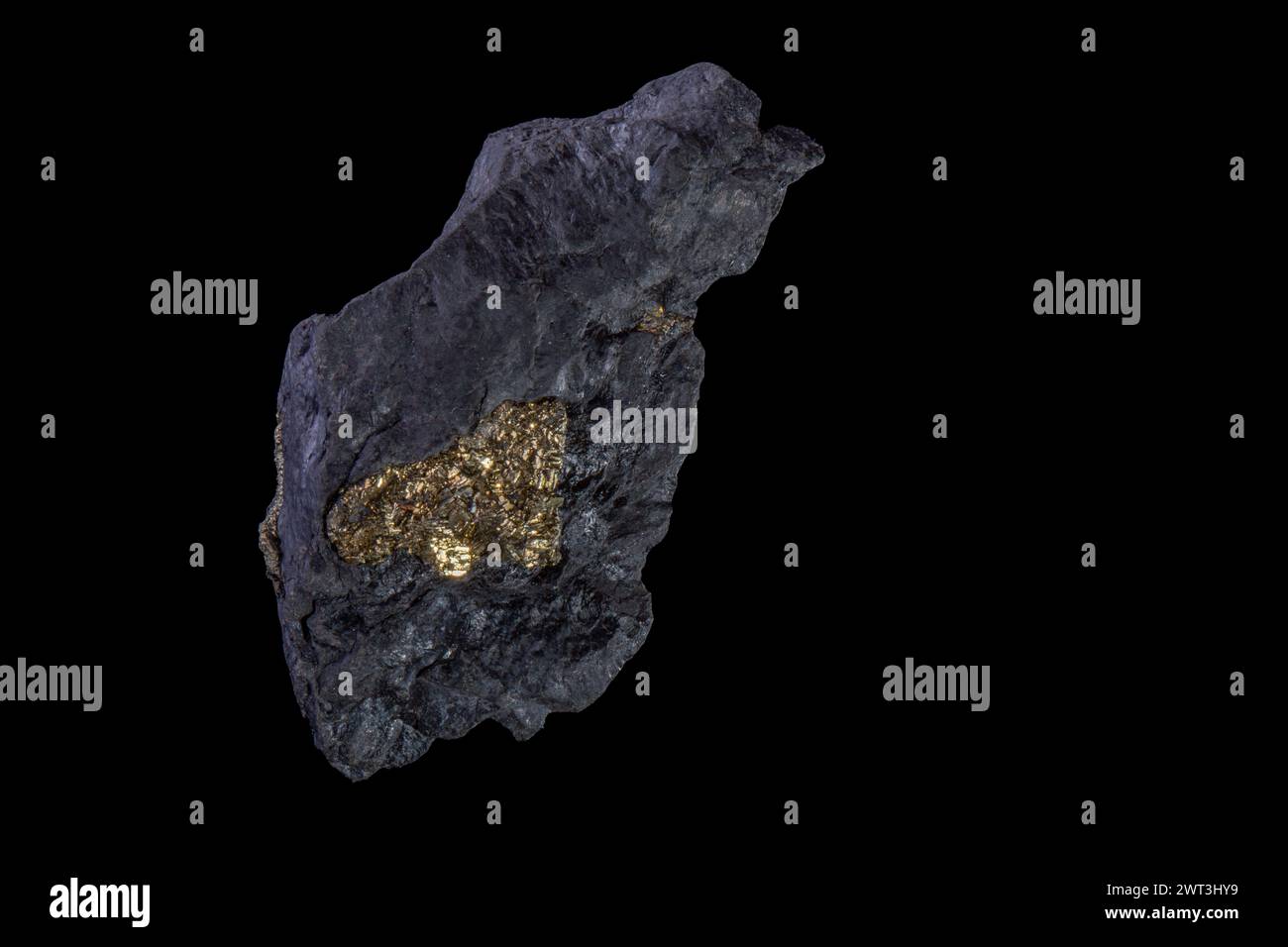 Un pezzetto d'oro su sfondo nero con riflessi. Foto Stock