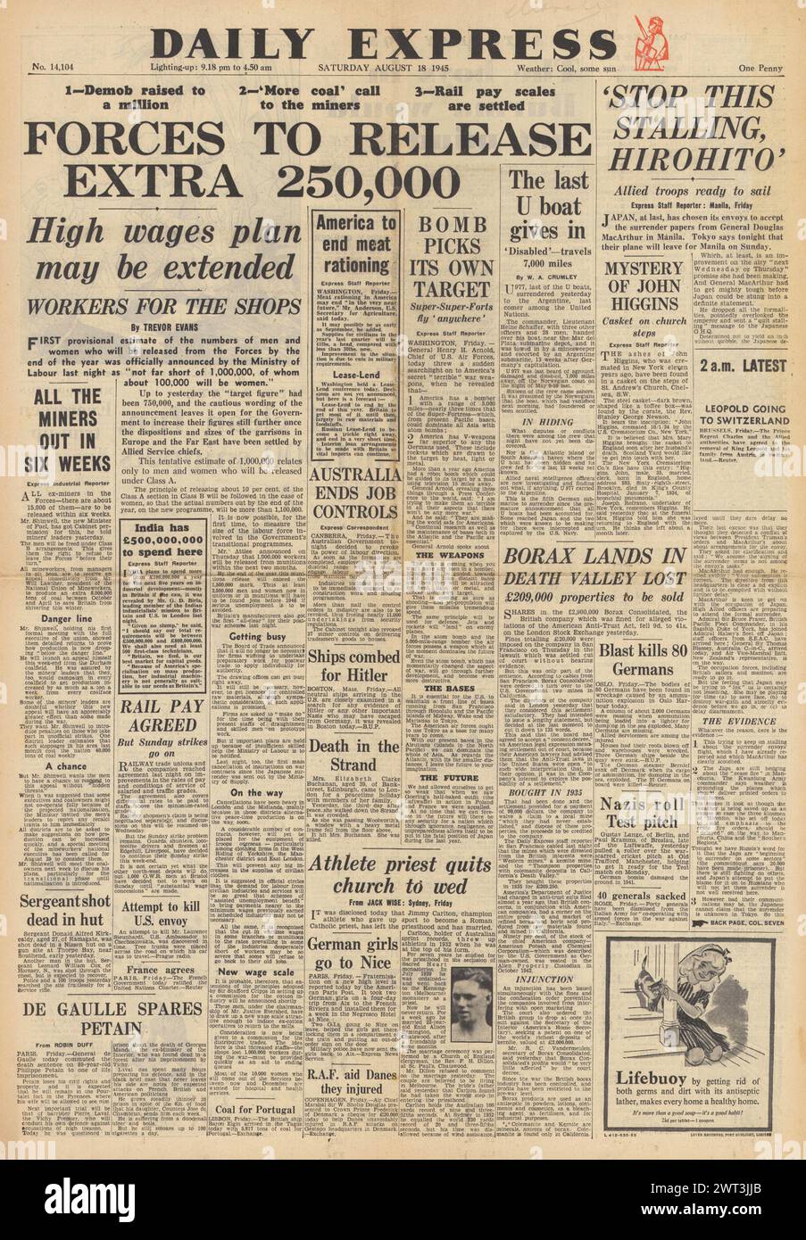 1945 la prima pagina del Daily Express riporta il programma di smobilitazione, Hirohito accusato di stallo alla resa e Petain condannato all'ergastolo Foto Stock