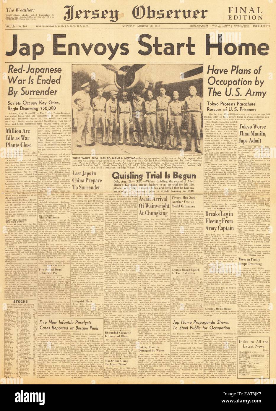 1945 Jersey Observer in prima pagina riportante gli inviati giapponesi a Manila, la resa delle forze giapponesi in Manciuria, gli squadroni di soccorso inviati nei campi di prigionia dell'Estremo Oriente e il processo a Vidkun Quisling Foto Stock