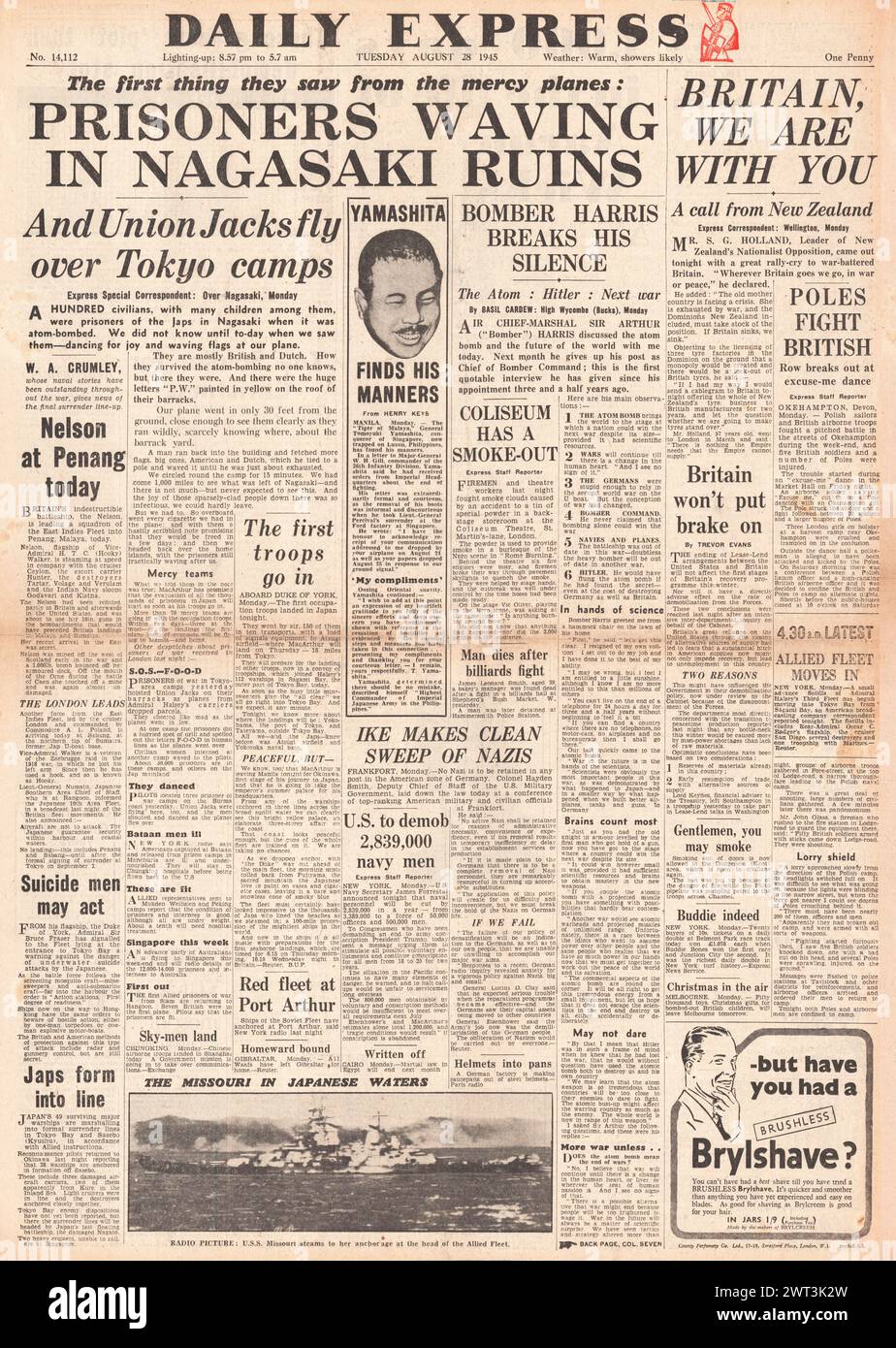 1945 la prima pagina del Daily Express riporta i prigionieri alleati a Nagasaki e Bomber Harris lascia la RAF Foto Stock