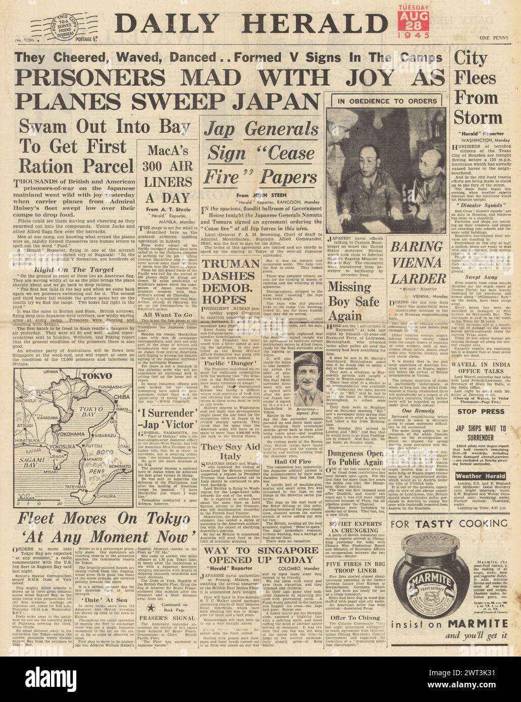 1945 la prima pagina del Daily Herald riportava i prigionieri che allegrano gli aerei pietà sul Giappone e i giapponesi firmano il cessate il fuoco in Birmania Foto Stock