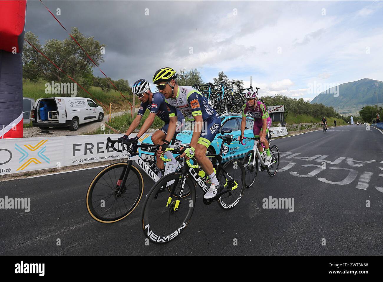 Il ciclista Oscar Riesebeek, del Team Alpecin-Fenix, con Wesley Kreder, del Team Intermarchè-Wanty-Gobert Materiaux, e Samuele Zoccarato, di Foto Stock