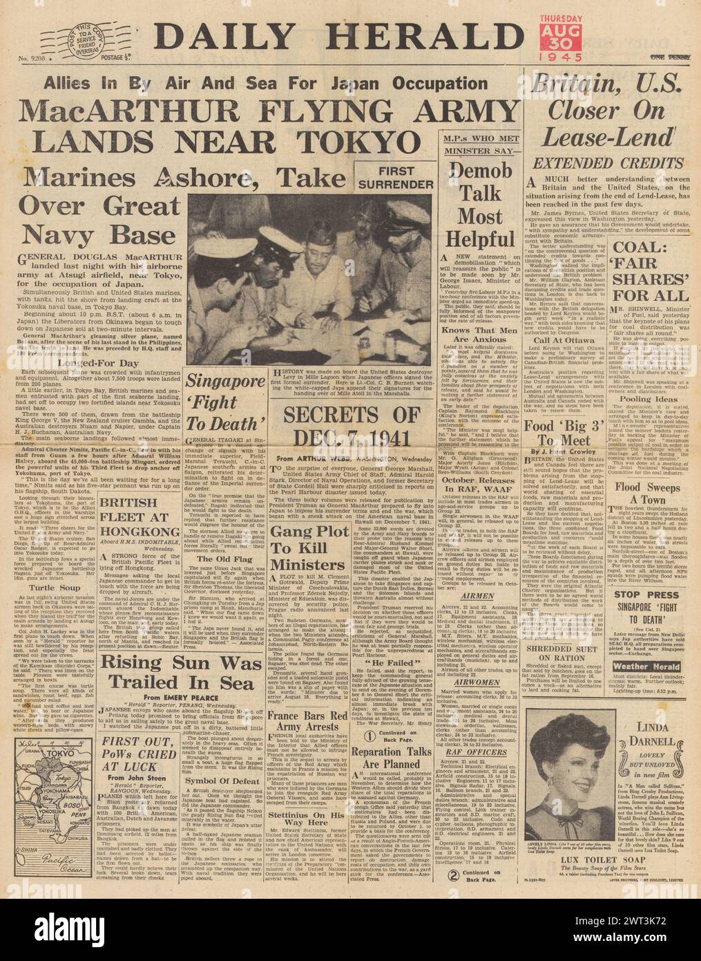 1945 la prima pagina del Daily Herald riporta che MacArthur arriva in Giappone, l'occupazione alleata del Giappone e le discussioni di Lend Lease continuano Foto Stock