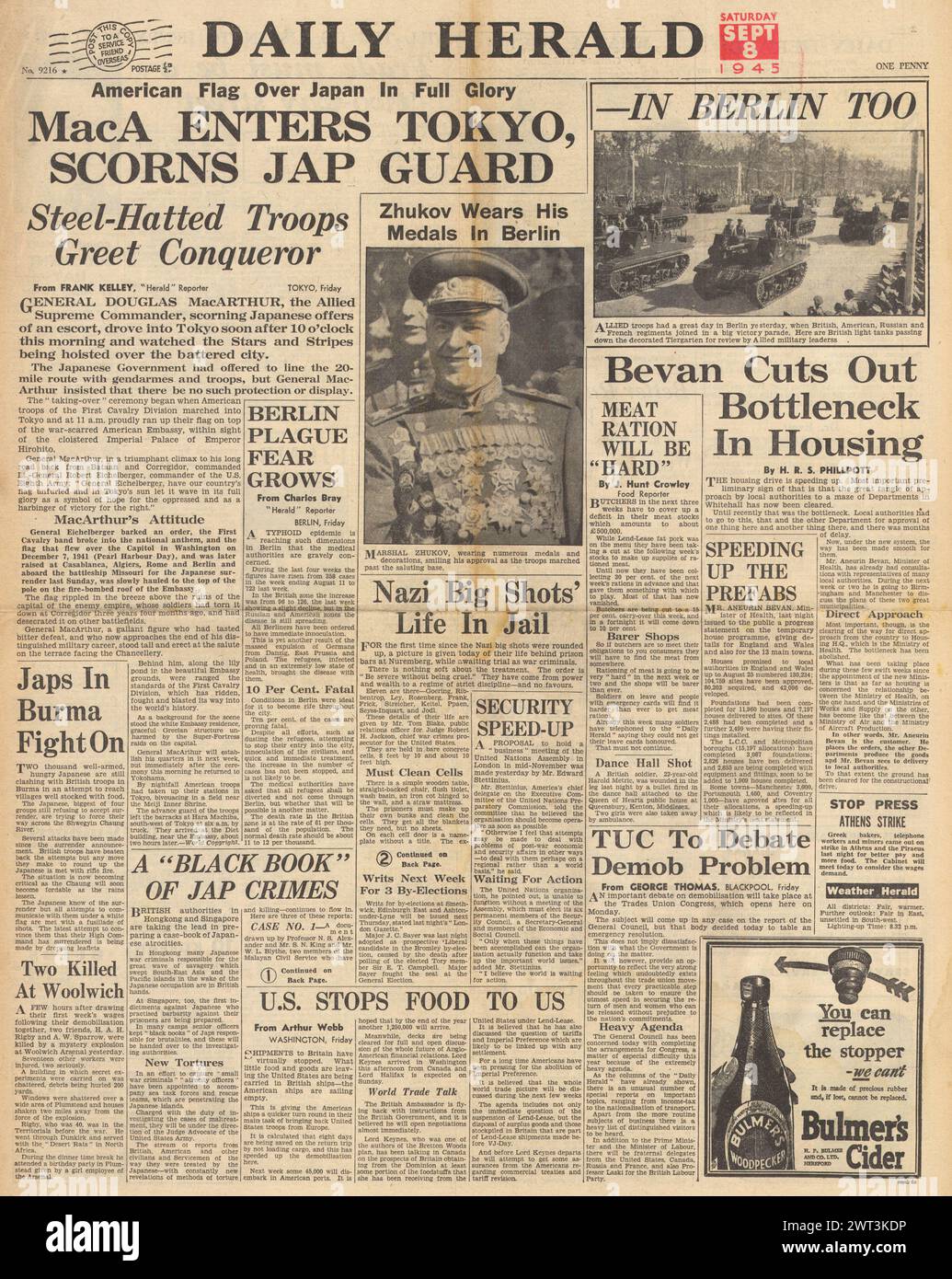 1945 la prima pagina del Daily Herald riporta che MacArthur entra a Tokyo, Bevan e programma abitativo e sfilata a Berlino Foto Stock