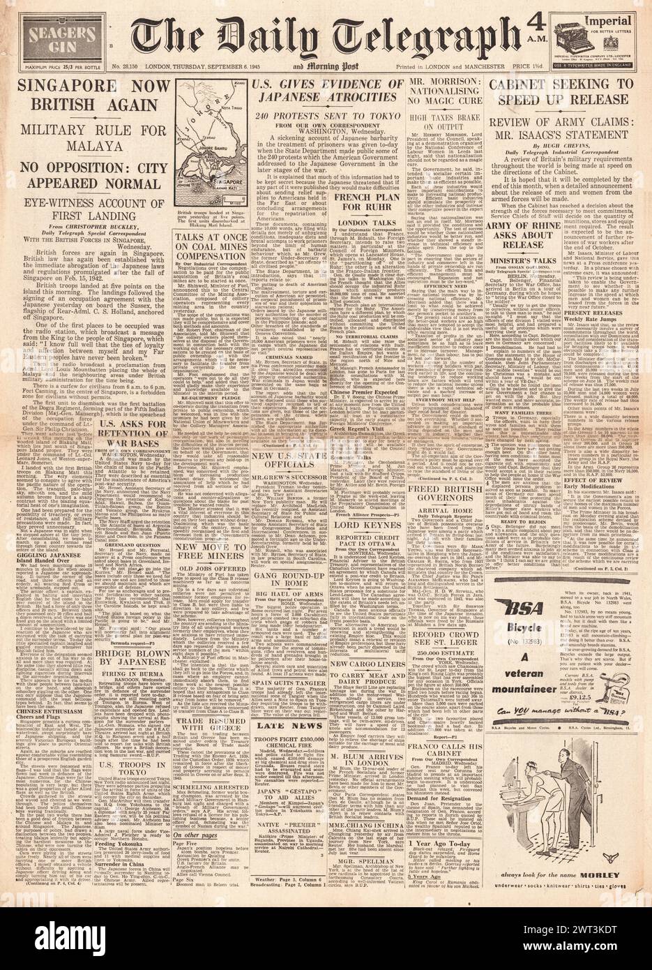 1945 la prima pagina del Daily Telegraph riporta che le forze britanniche controllano Singapore e prove di atrocità da parte delle forze giapponesi Foto Stock