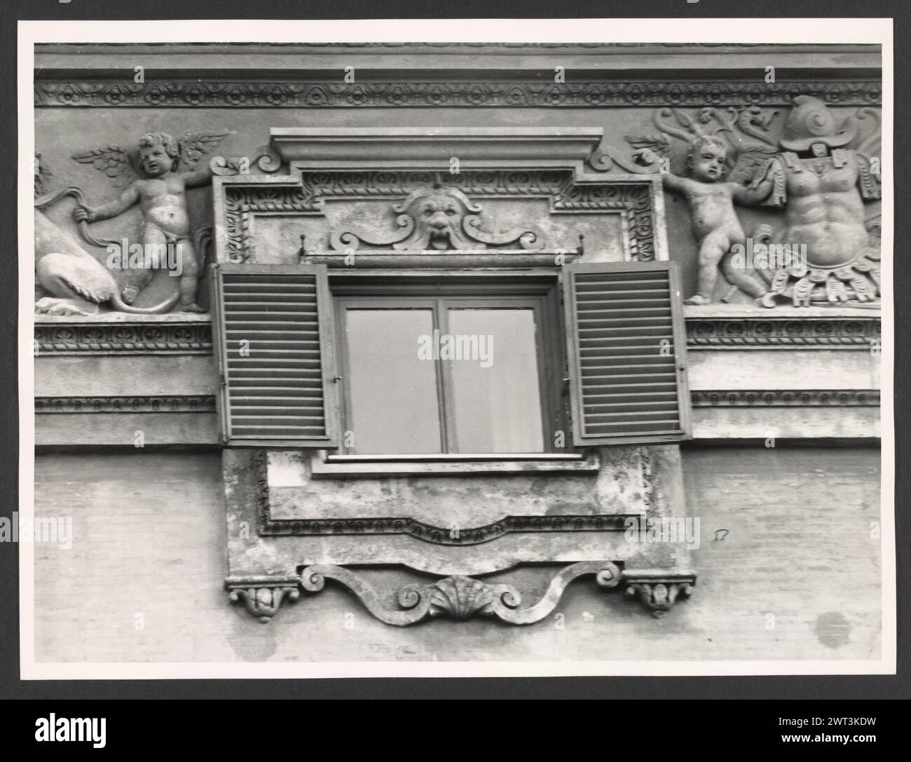 Lazio Roma Palazzo Madama. Hutzel, Max 1960-1990 Post-medievale: Architettura, scultura architettonica, rilievo scultoreo oggetto Note: Eretta nel XVI secolo dai Medici, intitolata a "Madame Margherita d'Austria", figlia di Carlo V e moglie di Alessandro de Medici, poi Ottavio Farnese. Abitato dai cardinali Leone X e Clemente VII e Caterina de Medici; dal 1871 è sede del Senato. Costruito nel 1649. Il fotografo e studioso tedesco Max Hutzel (1911-1988) fotografò in Italia dai primi anni '1960 fino alla sua morte. Il risultato di questo progetto, citato da Hutze Foto Stock