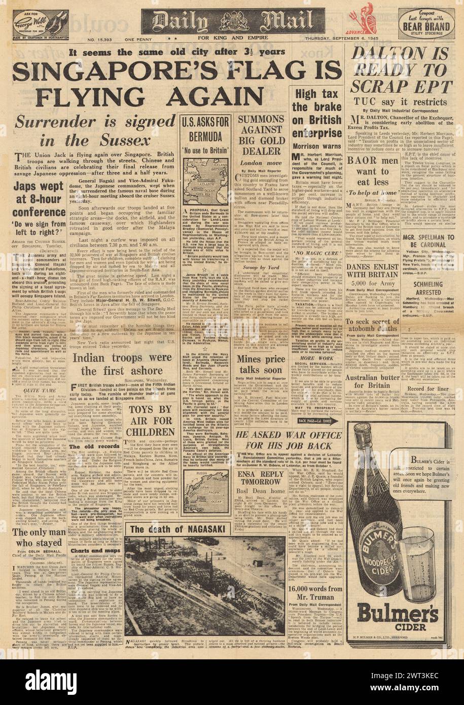 1945 la prima pagina del Daily mail riporta che la bandiera dell'Unione vola su Singapore, gli Stati Uniti chiedono Bermuda e bomba atomica su Nagasaki Foto Stock