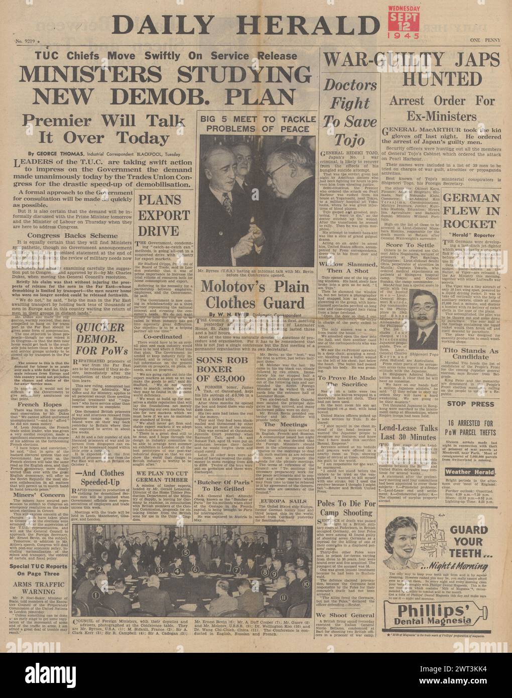 1945 la prima pagina del Daily Herald riporta i piani demografici del TUC e del governo, la ricerca di criminali di guerra giapponesi e il tentato suicidio del generale Hideki Tojo Foto Stock