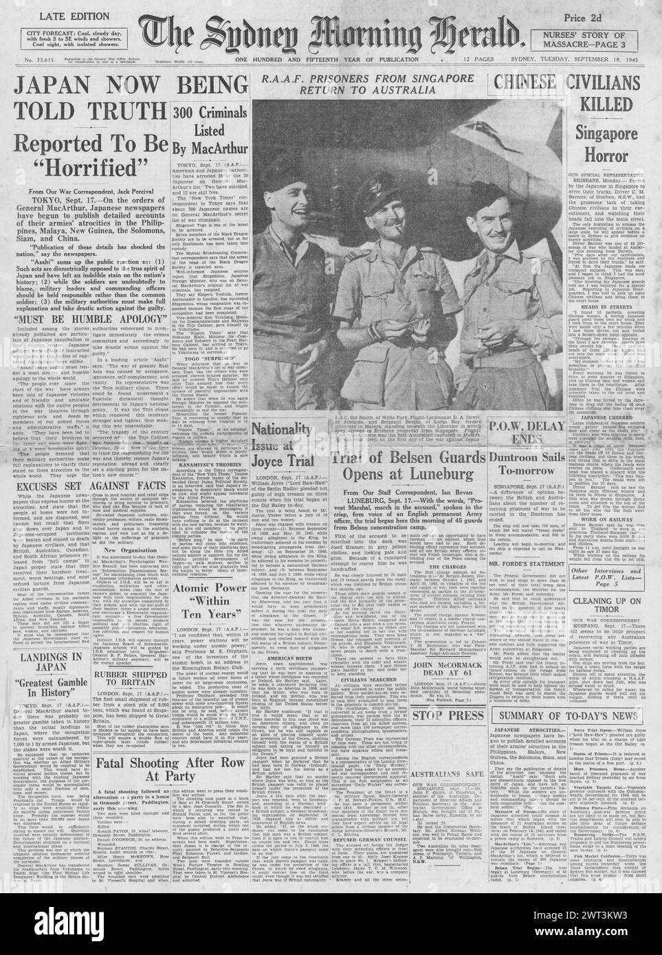 1945 la prima pagina del Sydney Morning Herald riporta notizie di atrocità giapponesi e processi Belsen iniziano Foto Stock