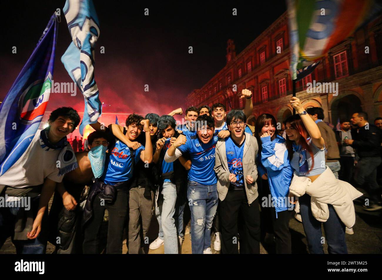 I tifosi di Napoli festeggiano la vittoria del campionato italiano, nelle strade di Napoli. Dopo la partita contro Udinese, disegnato 1-1, il napoletano te Foto Stock
