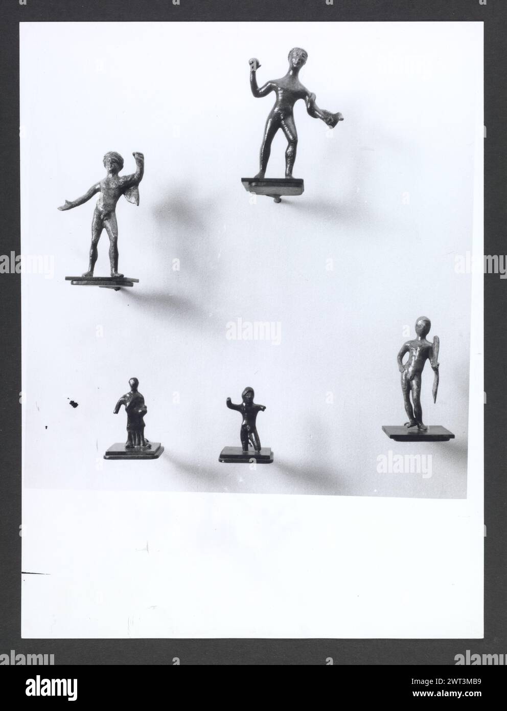 Abruzzo Chieti Chieti Museo Nazionale di Antichita02. Hutzel, Max 1960-1990 Vista esterna di parte dell'ex Villa Frigeri, che insieme ad un vicino palazzo, ospita il Museo Nazionale di Antichita. Viste anche dei giardini, della fontana (XVII secolo) e degli interni restaurati. Il cosiddetto "Guerriero di Capestrano" (V secolo a.C.) si trova nella collezione di antichità sotto uomini, giovani, Guerrieri--pietra--Etruschi, Italiani. Le vedute di Hutzel includono statue, monumenti funerari, busti ritratti e mosaici, molti dei quali sono stati scavati da Alba Fucens. Hutzel ha prestato particolare attenzione Foto Stock