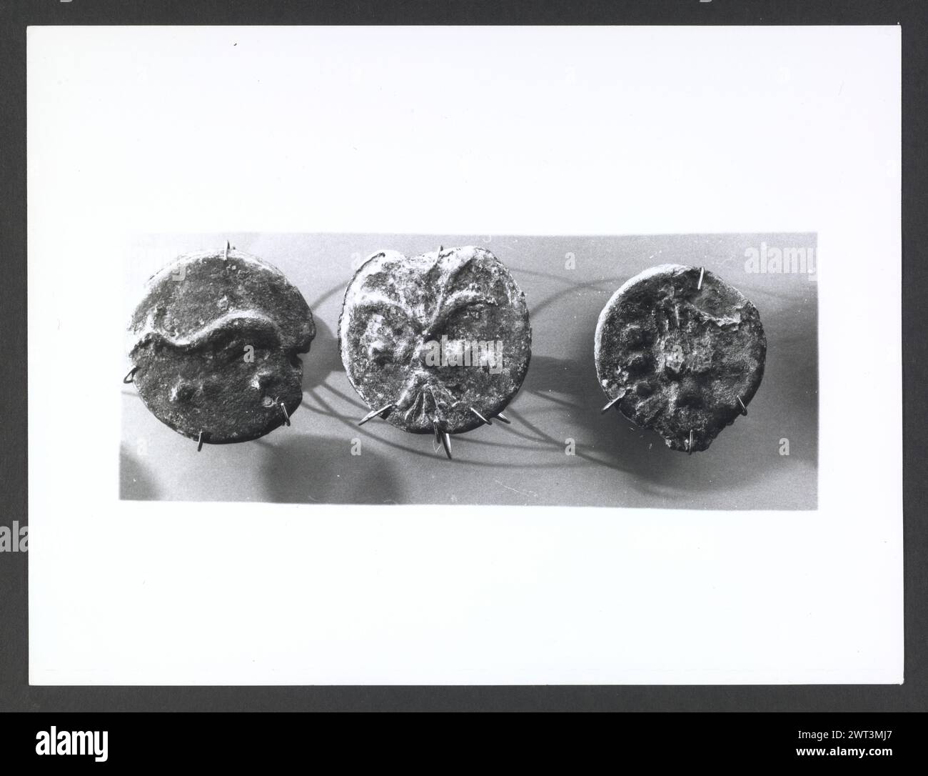 Abruzzo Chieti Chieti Museo Nazionale di Antichita04. Hutzel, Max 1960-1990 Vista esterna di parte dell'ex Villa Frigeri, che insieme ad un vicino palazzo, ospita il Museo Nazionale di Antichita. Viste anche dei giardini, della fontana (XVII secolo) e degli interni restaurati. Il cosiddetto "Guerriero di Capestrano" (V secolo a.C.) si trova nella collezione di antichità sotto uomini, giovani, Guerrieri--pietra--Etruschi, Italiani. Le vedute di Hutzel includono statue, monumenti funerari, busti ritratti e mosaici, molti dei quali sono stati scavati da Alba Fucens. Hutzel ha prestato particolare attenzione Foto Stock