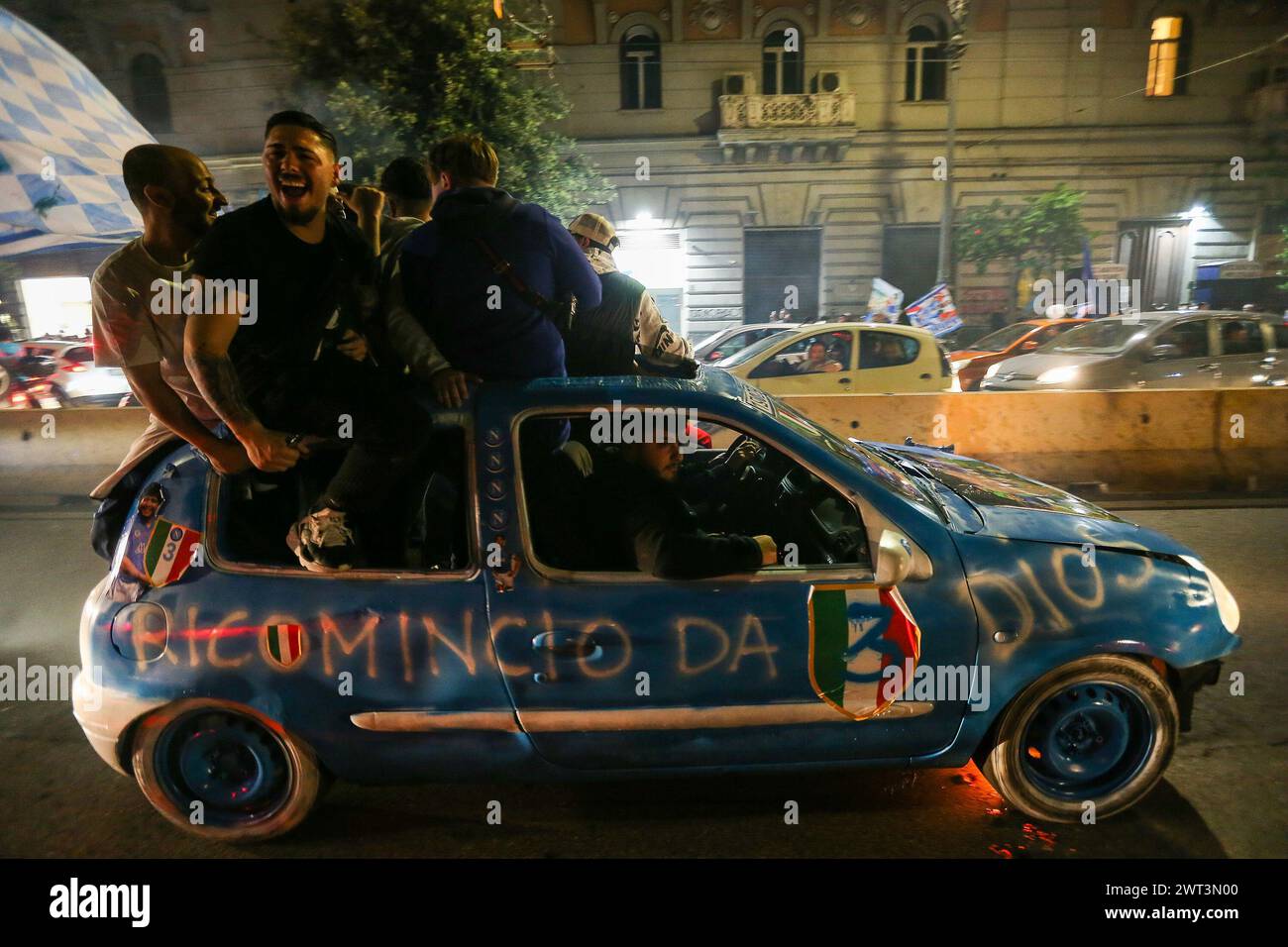 I tifosi di Napoli festeggiano la vittoria del campionato italiano, nelle strade di Napoli. Dopo la partita contro Udinese, disegnato 1-1, il napoletano te Foto Stock