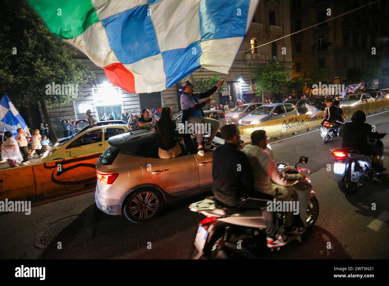 I tifosi di Napoli festeggiano la vittoria del campionato italiano, nelle strade di Napoli. Dopo la partita contro Udinese, disegnato 1-1, il napoletano te Foto Stock