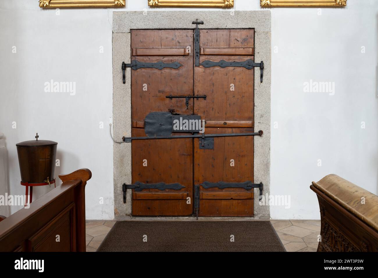 Una vecchia porta della chiesa, chiusa a chiave con diverse chiusure, dei primi anni del XVIII secolo, Chiesa di San Michael, Michaelsbuch, bassa Baviera, Germania Foto Stock